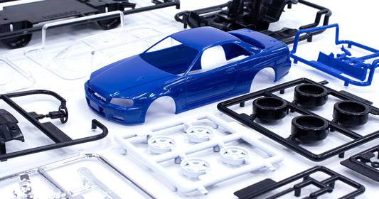車のプラモ初心者必見。塗装なしでデスクがガレージに|R34 GT-R制作レビュー