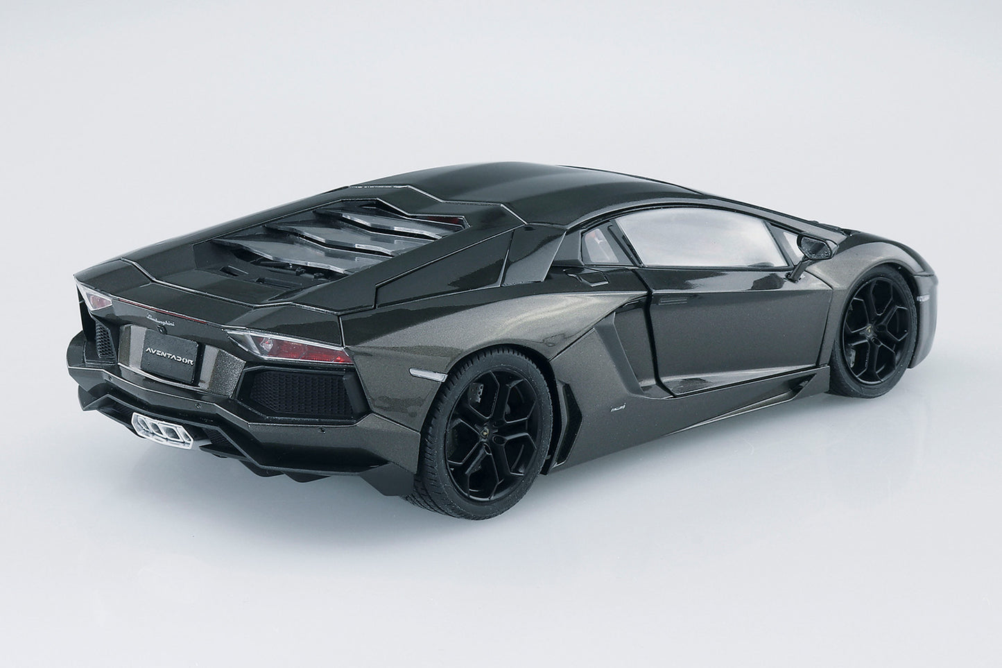 1/24 涂装前模型（涂装塑料模型） 11 兰博基尼 Aventador 枪金属色