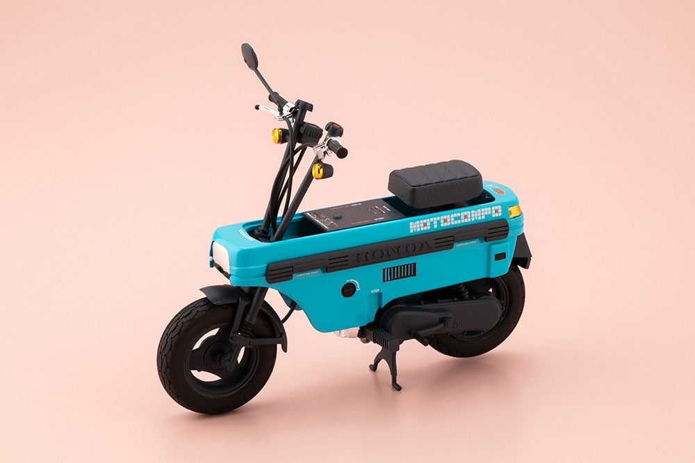 Honda AB12 Motocompo와 함께 Buster Doll Night Alice